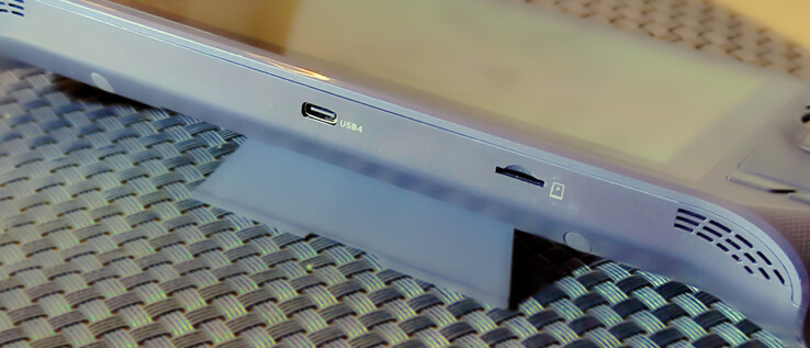 Снизу: USB 4 и microSD