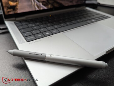 HP Active Pen G3 крепится на магнитах к подставке для ладоней