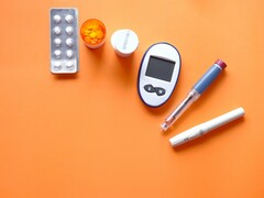 Инсулиновая ручка, инструменты для измерения диабетических показателей и некоторые лекарства (Источник изображения: Towfiqu barbhuiya через Unsplash; обрезано)