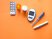 Инсулиновая ручка, инструменты для измерения диабетических показателей и некоторые лекарства (Источник изображения: Towfiqu barbhuiya через Unsplash; обрезано)