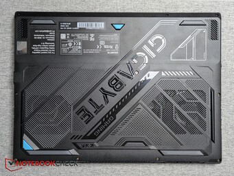 A16 Pro: В нижней части также нет различий