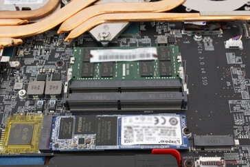 Два слота под ОЗУ и два слота для накопителей типоразмера M.2 2280 (PCIe 3.0 x4)