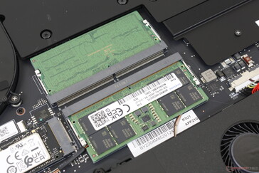 Два слота SODIMM для ОЗУ DDR5. Свист дросселей отсутствует