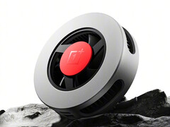 Кулер OnePlus 27W Freezing Point Cooler крепится к телефону с помощью магнитов. (Источник изображения: OnePlus)