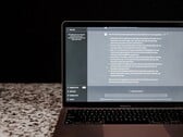 Ноутбук с открытым окном чата с ИИ на тёмном фоне; стоковое изображение, иллюстрирующее локальное использование ИИ без подключения к облаку.