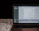 Ноутбук с открытым окном чата с ИИ на тёмном фоне; стоковое изображение, иллюстрирующее локальное использование ИИ без подключения к облаку.