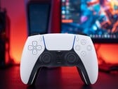 Контроллер DualSense для PS5 на фоне монитора ПК