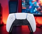 Контроллер DualSense для PS5 на фоне монитора ПК