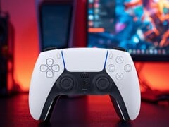 Контроллер DualSense для PS5 на фоне монитора ПК
