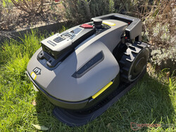 Mammotion Yuka Mini 800 на зарядной станции