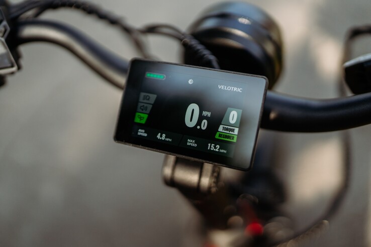 Электронный трицикл Velotric Triker оснащен 3,5-дюймовым полноцветным ЖК-дисплеем, расположенным по центру (Источник изображения: Velotric)