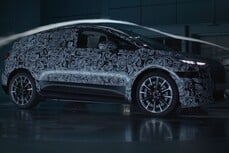 После первоначальных эскизов новый Audi A2 e-tron покрылся камуфляжной пленкой во время тестовых поездок по льду и снегу на севере Швеции и в аэродинамической трубе.