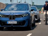 BMW Neue Klasse: активная защита велосипедистов. Электронный замок двери не позволяет пассажирам открыть дверь при приближении велосипедиста.