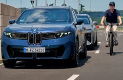 BMW Neue Klasse: активная защита велосипедистов. Электронный замок двери не позволяет пассажирам открыть дверь при приближении велосипедиста.