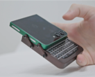 Galaxy Z Flip 5 с индивидуальным чехлом и клавиатурой BlackBerry в руке