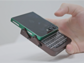 Galaxy Z Flip 5 с индивидуальным чехлом и клавиатурой BlackBerry в руке