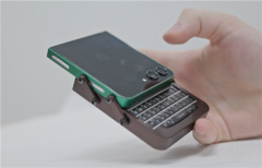 Galaxy Z Flip 5 с индивидуальным чехлом и клавиатурой BlackBerry в руке