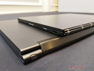 Yoga Book C930 (сверху) и Yoga C930 (снизу)