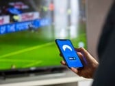 Рука держит смартфон с открытым приложением VPN