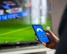 Рука держит смартфон с открытым приложением VPN