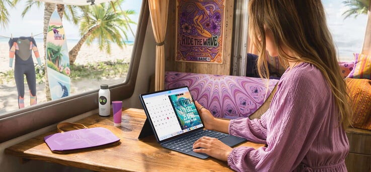 Планшет Lenovo Yoga Tab Gen 2, представленный в повседневной обстановке