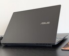 Новый ноутбук Asus V16 предлагает хорошую цену менее чем за $1000, но его полностью пластиковый корпус разочаровал в нашем углубленном тестировании (Источник изображения: Notebookcheck)