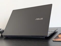 Новый ноутбук Asus V16 предлагает хорошую цену менее чем за $1000, но его полностью пластиковый корпус разочаровал в нашем углубленном тестировании (Источник изображения: Notebookcheck)