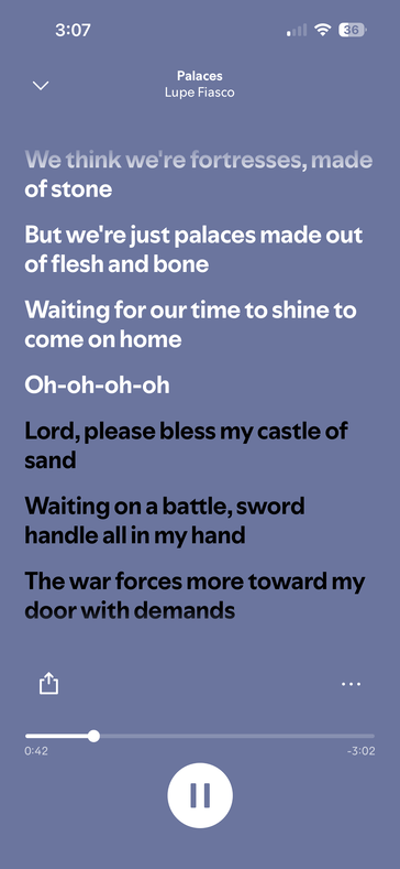 ...по сравнению с вкладкой с текстами песен в Spotify.