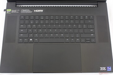 Типичная для ноутбука Razer Blade клавиатура с поклавишной подсветкой RGB
