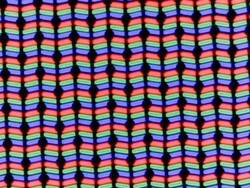 В ЖК-дисплее используется классическая субпиксельная матрица RGB, состоящая из красного, синего и зеленого светоизлучающего диода.