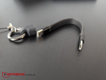 ...очень быстрый, короткий кабель USB-C для передачи данных и питания (до 240 Вт)