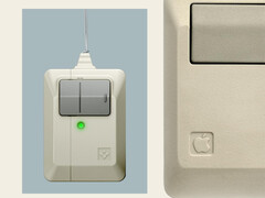 Новый аксессуар AirPods Pro 3 от Spigen рядом с оригинальной мышью Macintosh Apple.