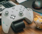 Белый контроллер Xbox лежит на деревянном столе рядом с маленькой фигуркой кошки (Источник изображения: FOX ^.ᆽ.^= ∫ via Pexels)