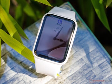 Пристальный взгляд на дисплей Xiaomi Smart Band 10 Pro