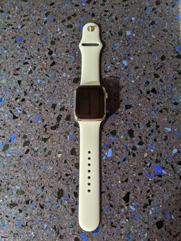 Apple Watch Series 5: 44-мм модель из нержавеющей стали со спортивным ремешком