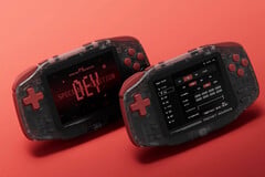 Специальная версия Konkr Pocket Advance для разработчиков имеет красные кнопки и полупрозрачный корпус.