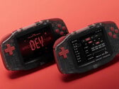 Специальная версия Konkr Pocket Advance для разработчиков имеет красные кнопки и полупрозрачный корпус.