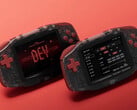 Специальная версия Konkr Pocket Advance для разработчиков имеет красные кнопки и полупрозрачный корпус.