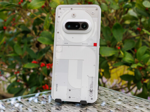 Nothing Phone (3a) Lite будет доступен в черном и белом цветах, как и Nothing Phone 3a (на фото). (Источник изображения: Notebookcheck)