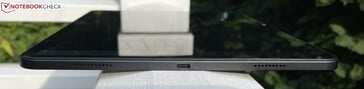 Справа: динамик, USB-C 2.0, динамик