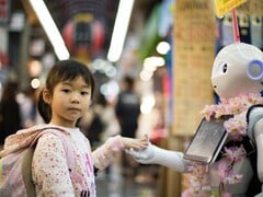 Принстон предупреждает об атаках с использованием контекстных манипуляций на агентов ИИ Web3. На фото: Девушка держит робота за руку (Источник изображения: Andy Kelly, Unsplash)