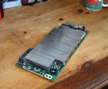 Плата AMD BC250 с большим пассивным радиатором. (Источник изображения: Budget-Builds Official via YouTube)