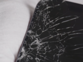 Дисплей iPhone 17 Pro (на фото) разбился при первой же попытке падения, хотя после этого он продолжал нормально работать. (Источник изображения: Allstate Protection Plans/YouTube)