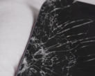 Дисплей iPhone 17 Pro (на фото) разбился при первой же попытке падения, хотя после этого он продолжал нормально работать. (Источник изображения: Allstate Protection Plans/YouTube)