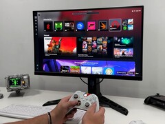Интерфейс Windows 11 Full Screen Experience (FSE) отображается на мониторе, а контроллер Xbox используется для навигации (Источник изображения: YouTube/ETA Prime)