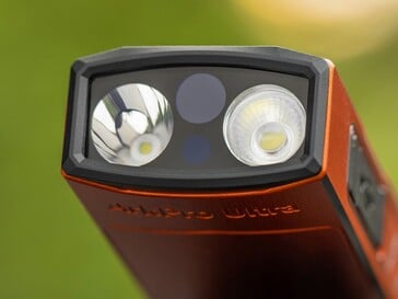 Фонарь Olight ArkPro Ultra оснащён режимами широкого и узкого света, ультрафиолетовым светом и зелёным лазером.