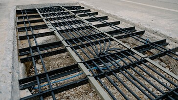 Департамент транспорта штата Индиана покрыл катушки передатчика Purdue бетоном, уложенным на шоссе. (Источник изображения: Kelsey Lefever/Purdue University)