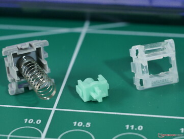 Разборка переключателя Wooting Lekker Tikken - на направляющих переключателя есть тонкий слой смазки, но не слишком много, чтобы они чувствовали себ