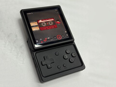 Новый портативный компьютер Anbernic в одном из двух представленных вариантов цвета.