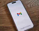 IPhone с логотипом Gmail на экране.